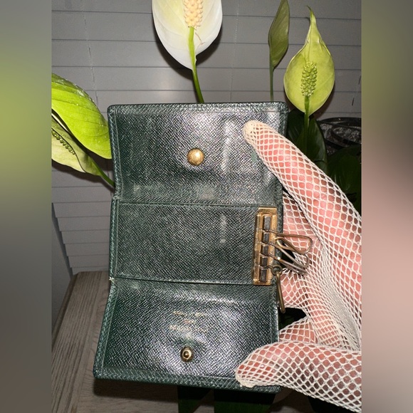 LV key holder in hunter green… - Picture 7 of 8